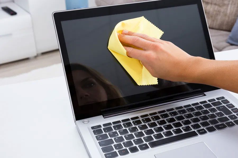 ¿Quieres mejorar la vida útil de tu iMac y MacBook? 8 Trucos Infalibles para evitar averías 1 Limpiar dispositivo Apple