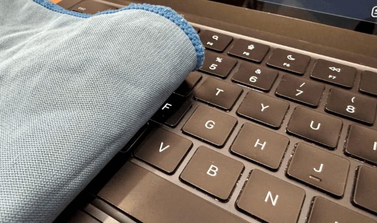 ¿Cómo limpiar un teclado Apple?: Guía completa para mantener tu teclado como nuevo 6 teclado apple - paño en teclado