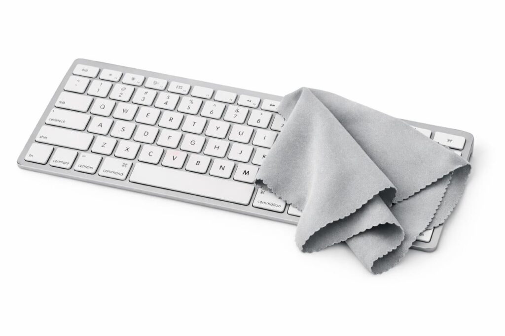 ¿Cómo limpiar un teclado Apple?: Guía completa para mantener tu teclado como nuevo 3 teclado apple - paño microfibra