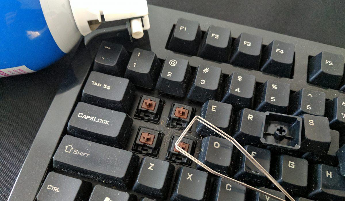 Cómo desmontar y limpiar el teclado de aluminio de Apple